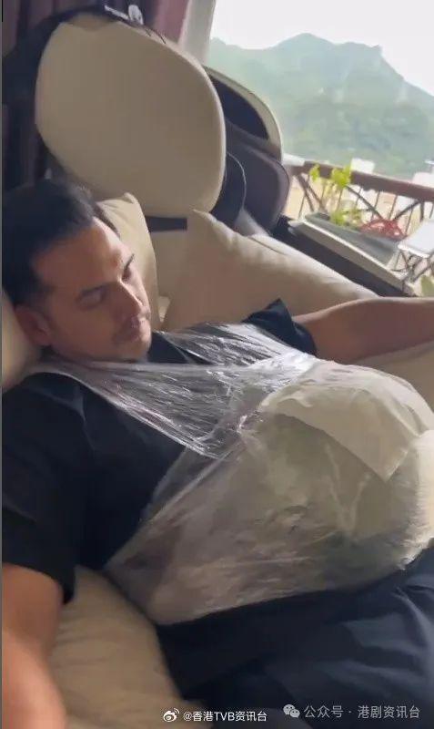 25磅西瓜体验做大肚婆滋味王君馨怀孕39周！老公怀(图2)